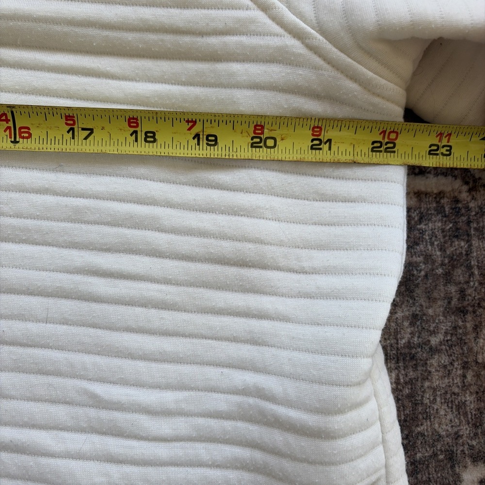 Vineyard Vines Women's Cream Quilted Pullover with Light Blue Trim - Picture 4 of 7